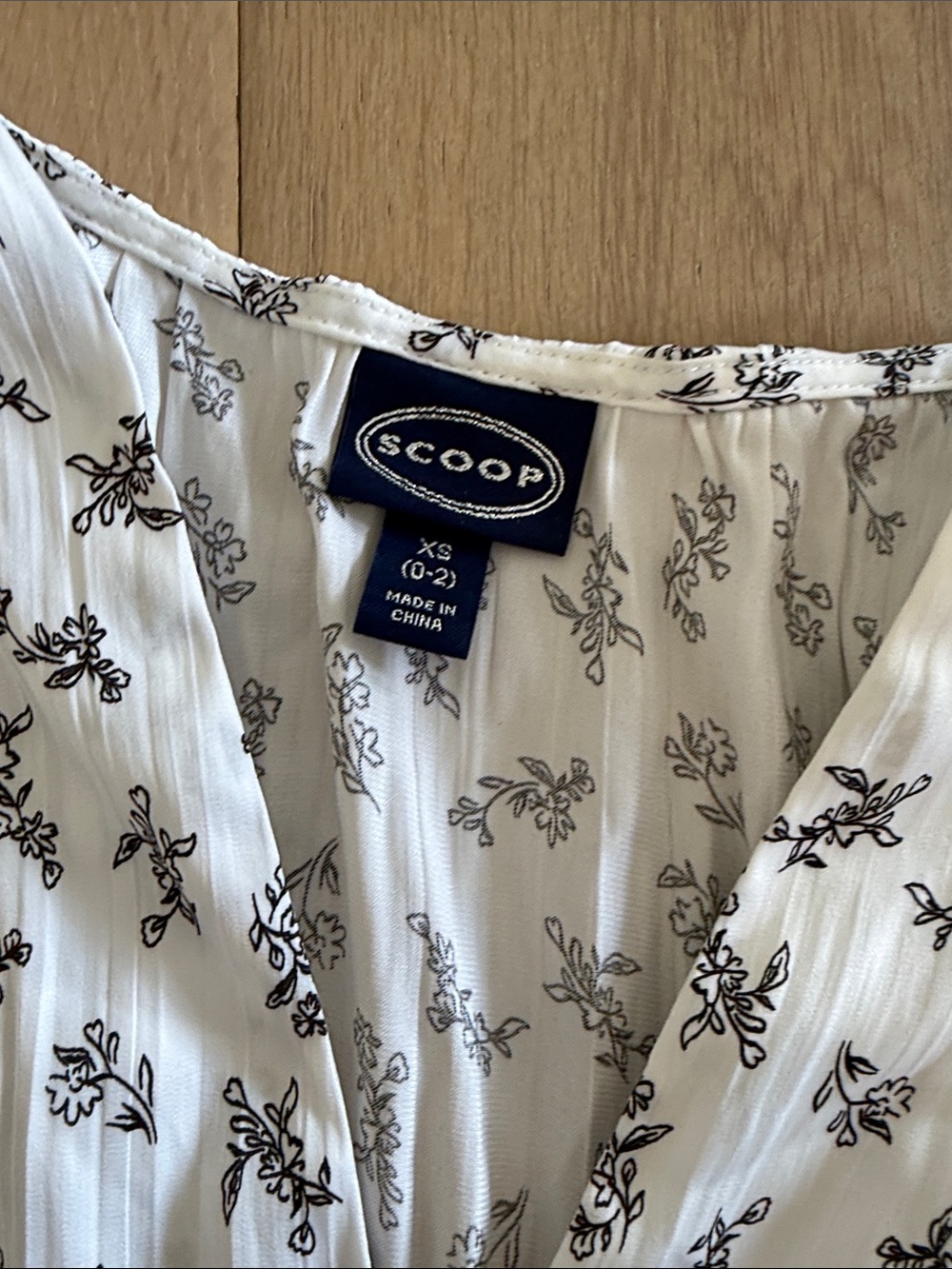 Scoop v Neck Ruffle Blouse nwt XS - Picture 2 of 6